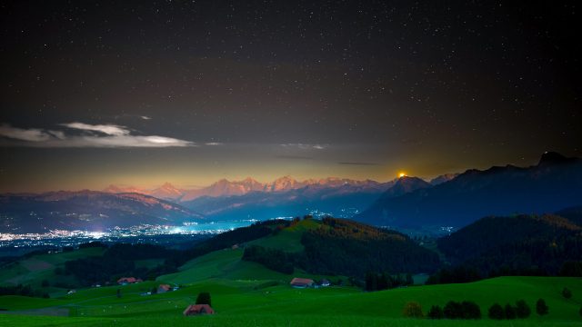 自然 风景 城镇 草 灯光 天空 山脉 树木 森林 房子 夜 云 湖 4K壁纸