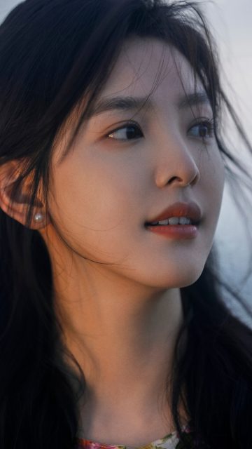 章若楠披着飘逸的长发4K手机壁纸