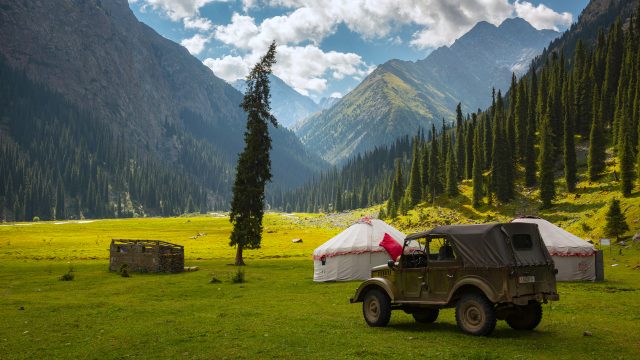 自然 景观 树木 草 帐篷 山脉 天空 云 岩石 山谷 吉普车 4K壁纸