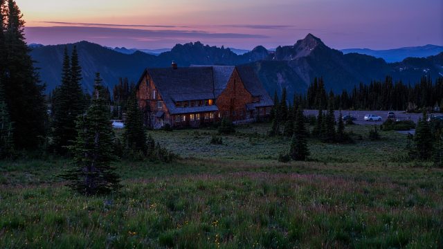 自然 景观 树木 草 汽车 房屋 山脉 云 天空 灯光 国家公园 4K壁纸