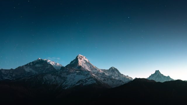 自然 风景 山脉 星星 雪 发光 微光 天空 夜 4K壁纸