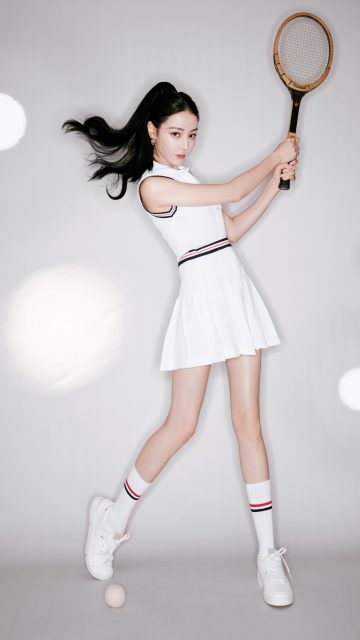 迪丽热巴白色运动裙路长腿手拿网球拍手机壁纸