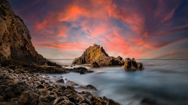 海边礁石晚霞云海风光高清壁纸下载