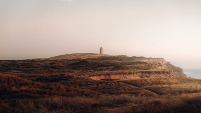 海岸灯塔原野悬崖风景高清壁纸下载