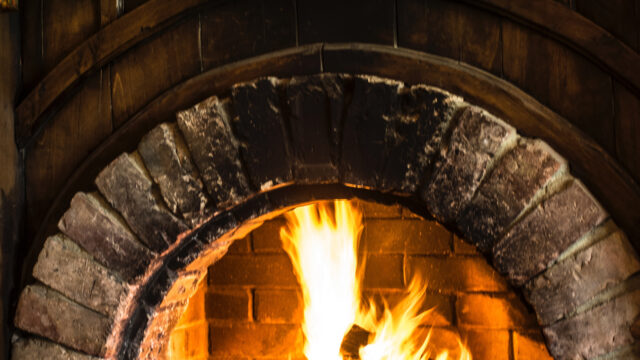 壁炉火焰温馨家居场景4K高清桌面壁纸下载