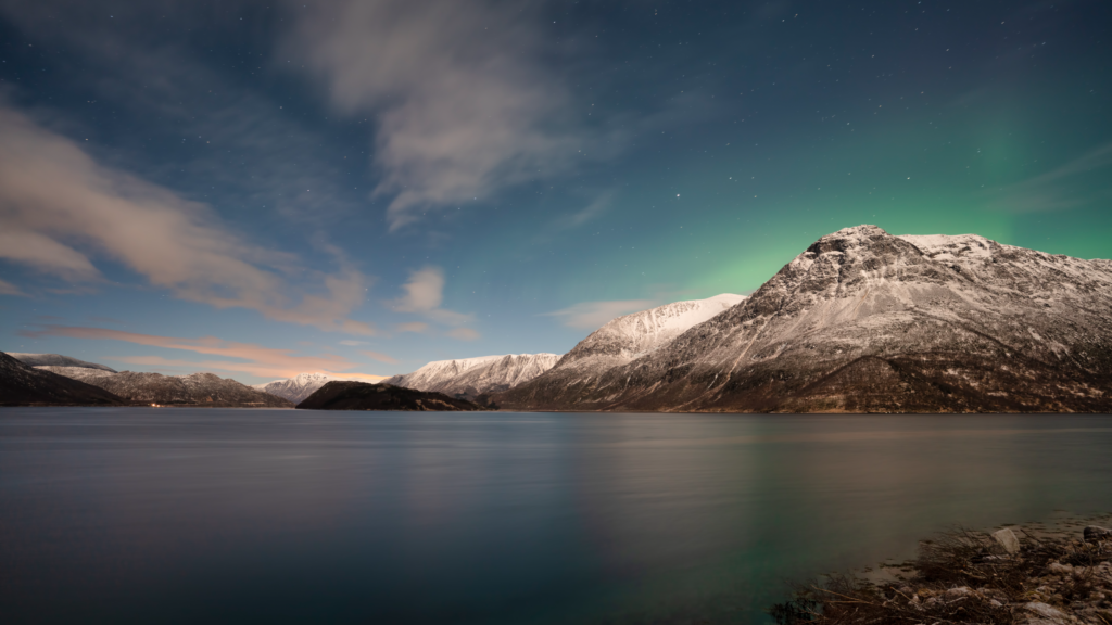 挪威极光峡湾夜景4K壁纸，超高清自然风光桌面背景免费下载
