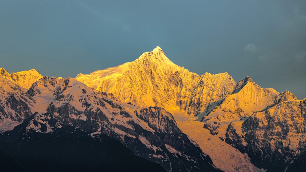 梅里雪山日照金山 4K 自然风光壁纸 唯美高山雪景桌面图片免费下载